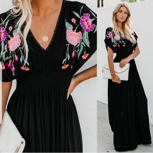 Vici embroidered dress 🌺